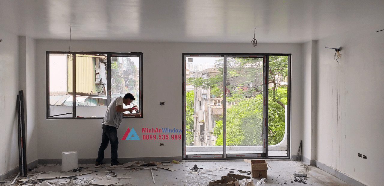 Nhân viên Minh An Window đang lắp đặt Cửa nhôm kính tại Thanh Oai Nhân viên Minh An Window đang lắp đặt Cửa nhôm kính tại Thanh Oai
