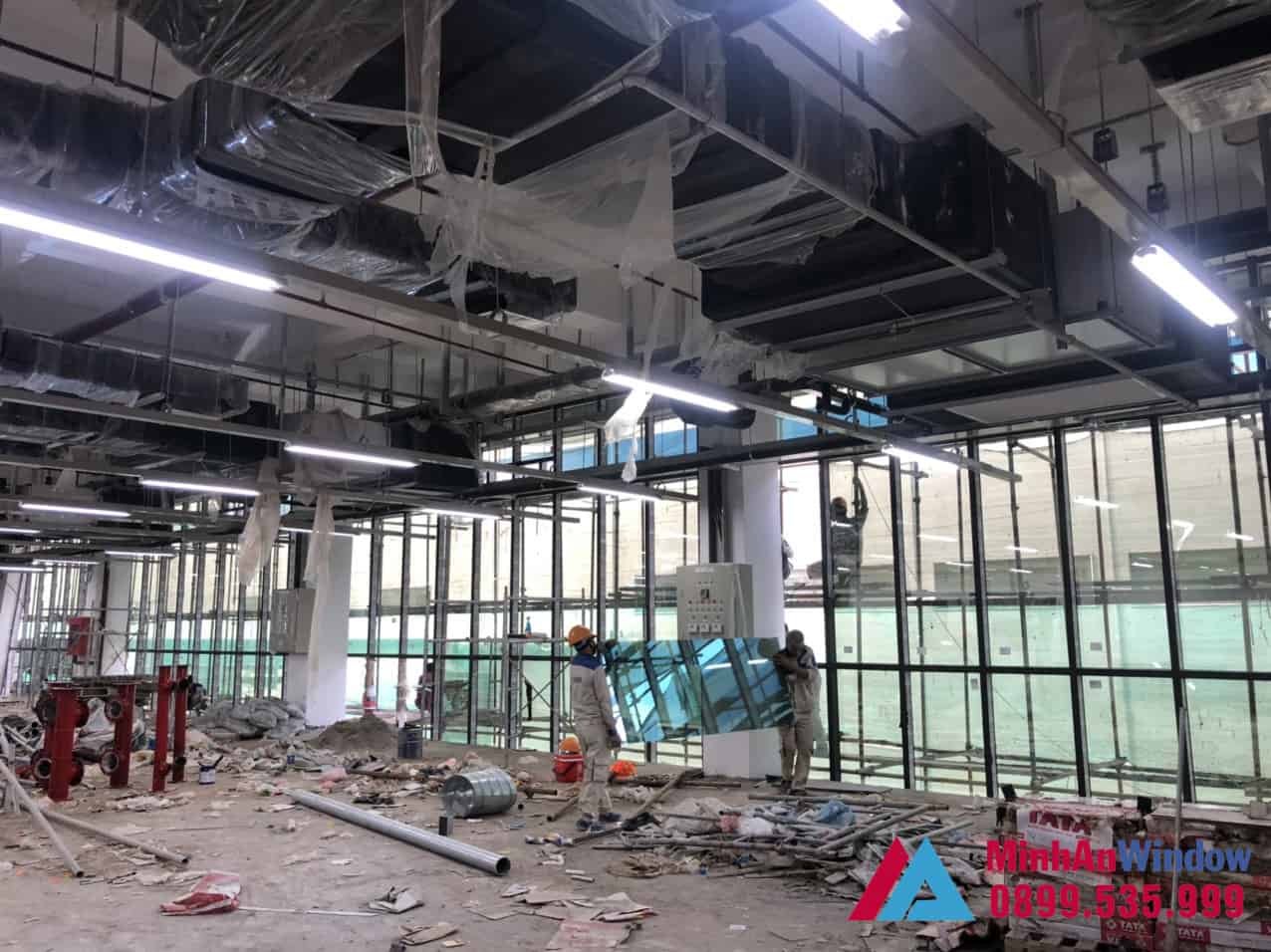 Thi công cửa vách nhôm kính nhà máy khu công nghiệp đồng văn 5 Thi Công Cửa Vách Nhôm Kính Nhà Máy Khu Công Nghiệp Đồng Văn 5