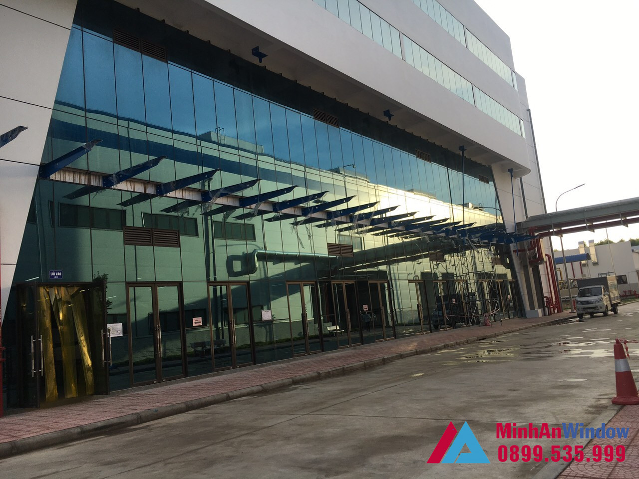 Thi công vách mặt dựng nhôm xingfa hệ 65 giấu đố kính hộp 7 Thi Công Vách Mặt Dựng Nhôm Xingfa hệ 65 Giấu Đố Kính Hộp 5