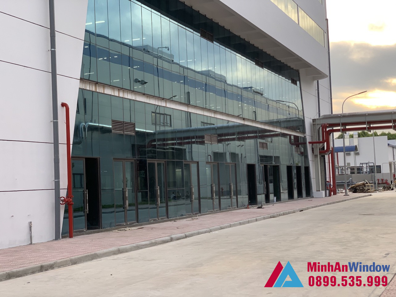 Thi công vách mặt dựng nhôm xingfa hệ 65 giấu đố kính hộp 4 Thi Công Vách Mặt Dựng Nhôm Xingfa hệ 65 Giấu Đố Kính Hộp 2