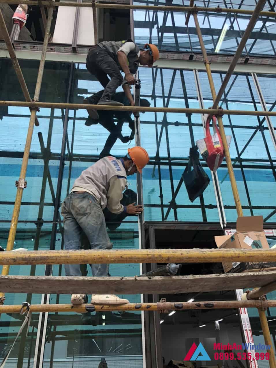Thi công cửa vách nhôm kính nhà máy khu công nghiệp đồng văn 7 Thi Công Cửa Vách Nhôm Kính Nhà Máy Khu Công Nghiệp Đồng Văn 7