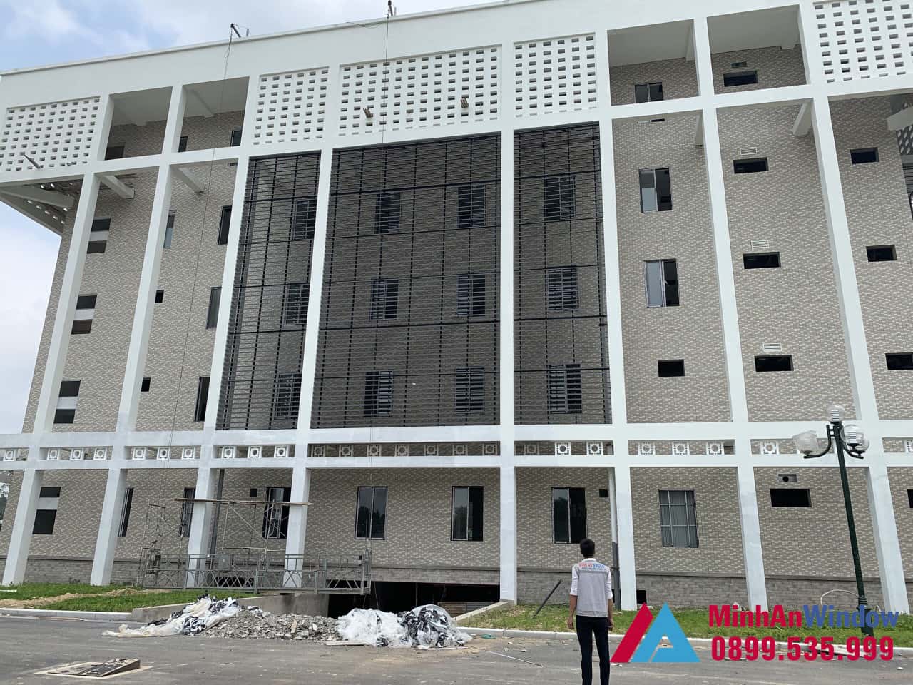 Thi công cửa vách nhôm kính nhà máy khu công nghiệp đồng văn 8 Thi Công Cửa Vách Nhôm Kính Nhà Máy Khu Công Nghiệp Đồng Văn 8
