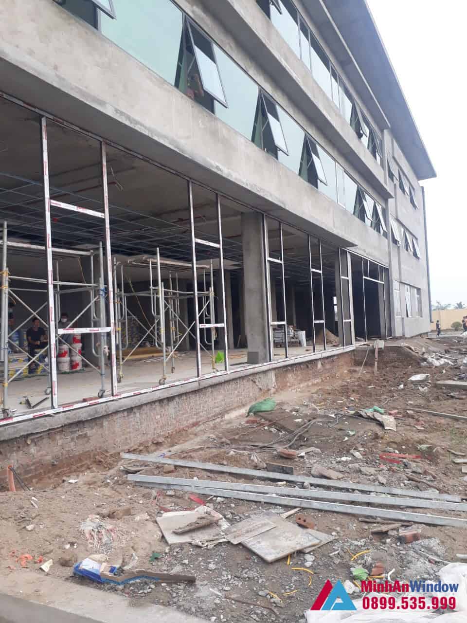 Thi công cửa vách nhôm kính nhà máy khu công nghiệp đồng văn 6 Thi Công Cửa Vách Nhôm Kính Nhà Máy Khu Công Nghiệp Đồng Văn 6