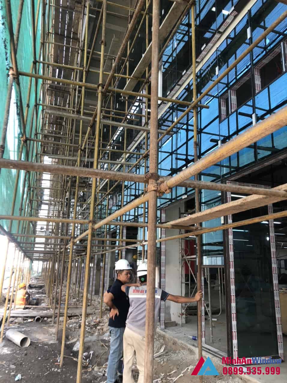 Thi công cửa vách nhôm kính nhà máy khu công nghiệp đồng văn 4 Thi Công Cửa Vách Nhôm Kính Nhà Máy Khu Công Nghiệp Đồng Văn 4