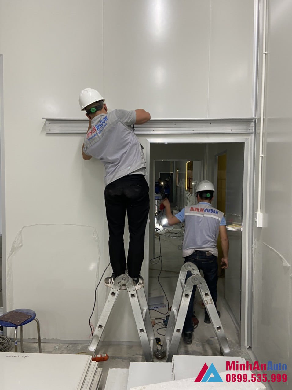 Nhân viên kỹ thuật của Minh An đang tiến hành lắp đặt cửa tự động cho phòng sạch