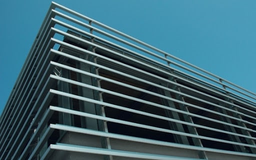 Mẫu lam nhôm chắn nắng chữ c được lắp đặt tại các tòa nhà văn phòng - minh an window đã thi công Mẫu lam nhôm chắn nắng chữ C được lắp đặt tại các tòa nhà văn phòng - Minh An Window đã thi công