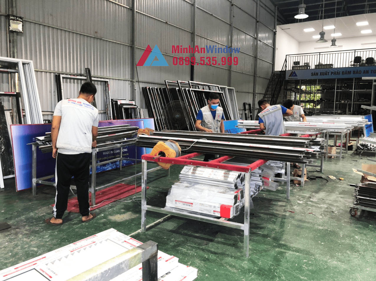 Đội ngũ nhân viên của Minh An đang tiến hàng gia công sản xuất cửa nhôm kính cho khách hàng tại huyện Quốc Oai