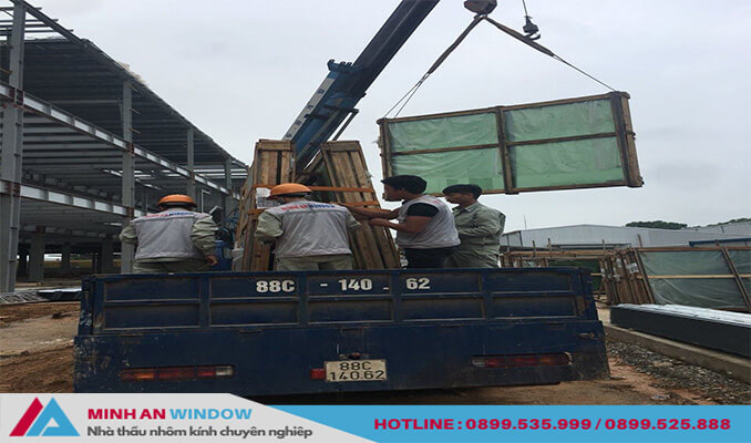 Nhân viên Minh An Window lắp đặt Mái kính nhà máy KCN Bình Xuyên - Vĩnh Phúc cao cấp chất lượng