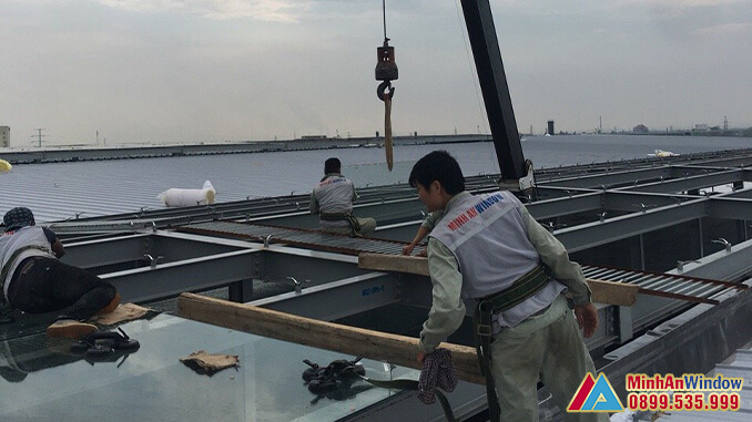Công nhân của Minh An Window đang tiến hành thi công mái kính cho khu công nghiệp