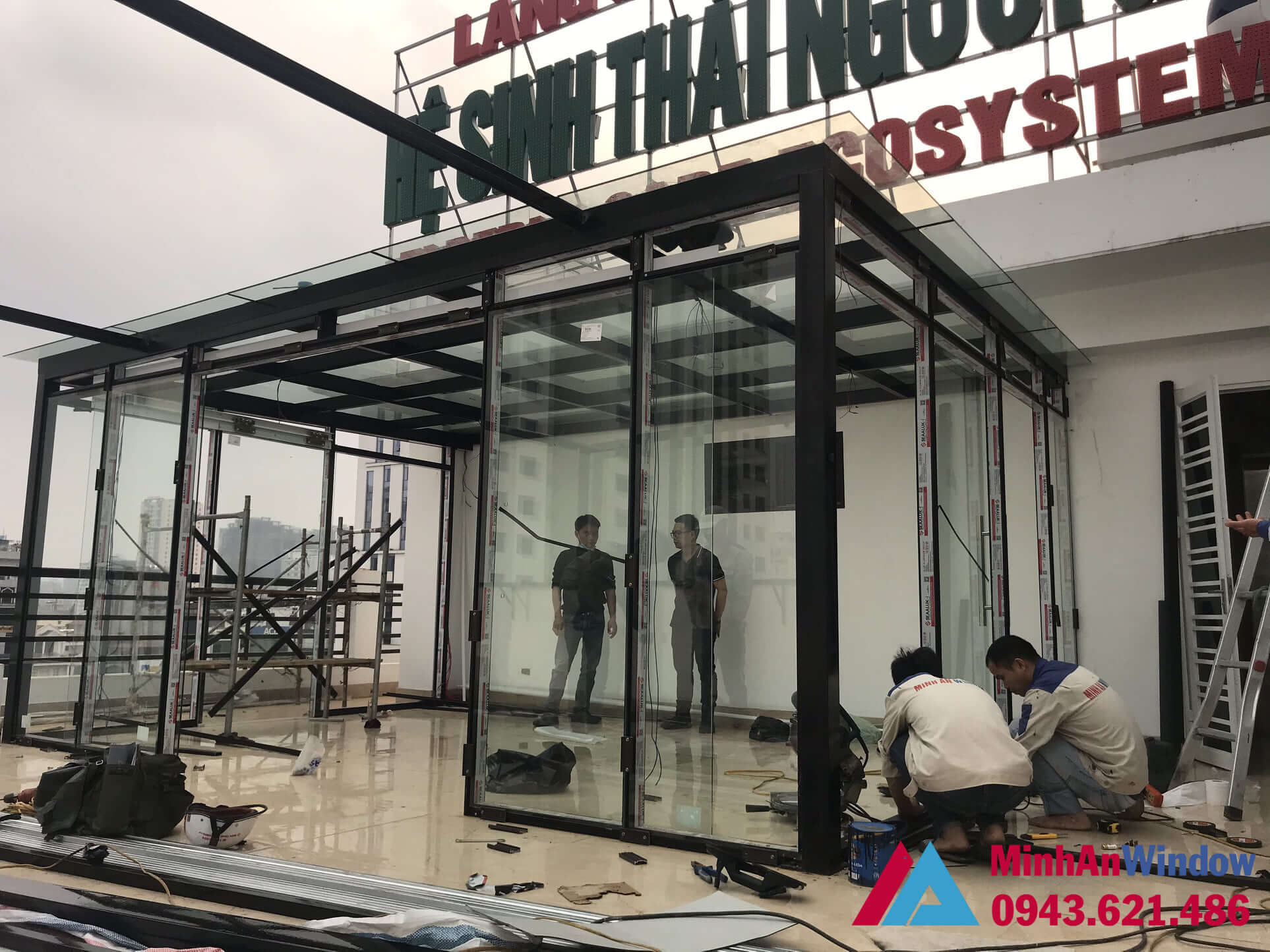 Mái kính cường lực sân thượng và cửa vách kính cường lực Minh An Window lắp đặt cho quán cafe