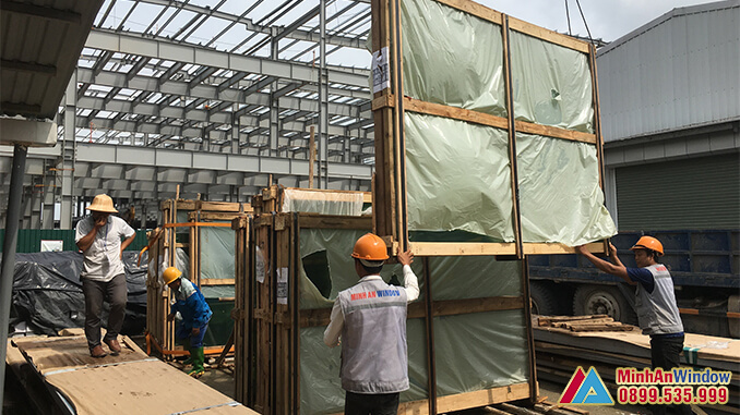 Công nhân của Minh An Window chuẩn bị kính cường lực trước khi tiến hành lắp đặt