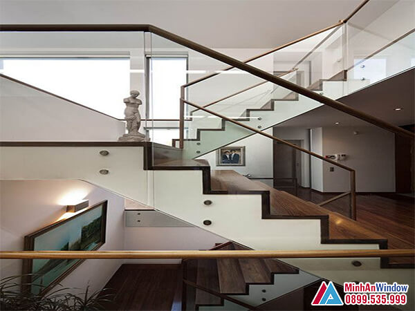 Cầu thang kính cường lực tay vịn gỗ đẹp - Minh An Window đã thi công Cầu thang kính cường lực tay vịn gỗ đẹp - Minh An Window đã thi công