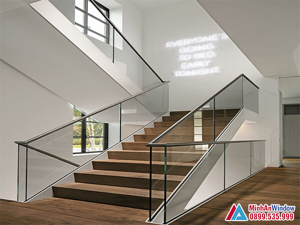 Cầu thang kính cường lực bậc gỗ phổ biến năm 2021 - Minh An Window đã thi công
