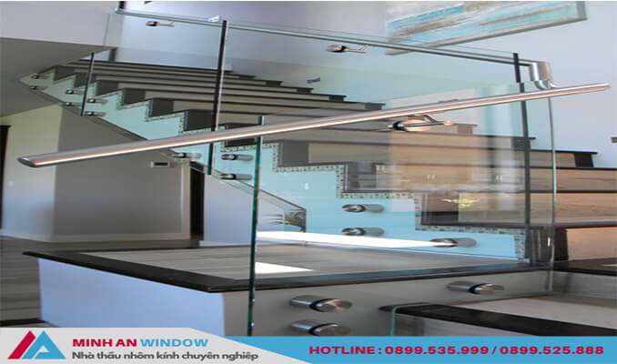 Mẫu Cầu thang kính trụ inox cao cấp chất lượng phổ biến - Minh An Window đã thi công