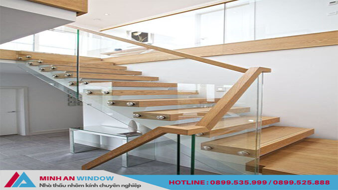 Mẫu Lan can cầu thang kính tay gỗ vuông cao cấp chất lượng nhất 2022