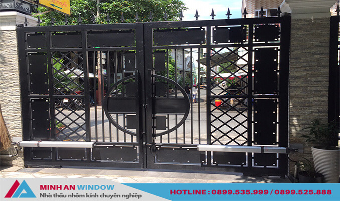 Mẫu Cửa cổng tay đòn 2 cánh cao cấp mở quay ĐẸP và chất lượng nhất 2021 - Minh An Window đã thi công