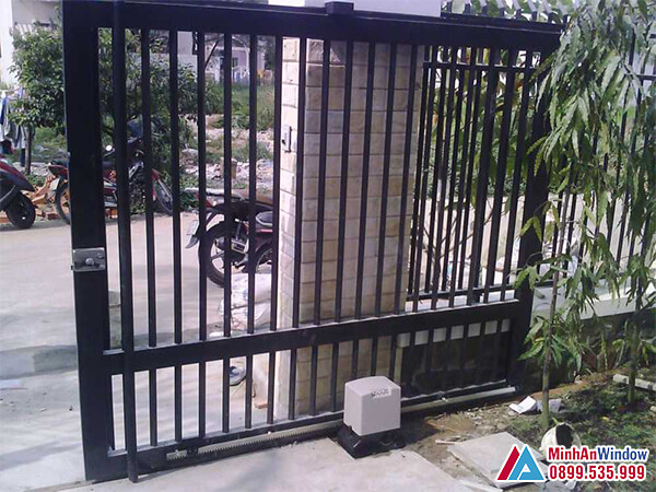 Minh An Window lắp đặt cửa cổng sắt lùa treo cao cấp chất lượng cho nhà ở