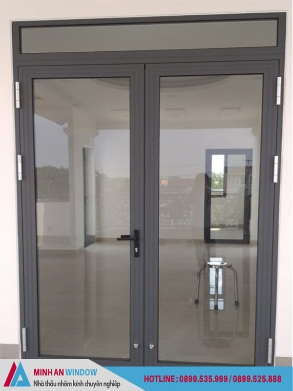 Cửa đi nhôm Xingfa 2 cánh mở quay kính cường lực đẹp Cửa đi nhôm Xingfa 2 cánh mở quay kính cường lực đẹp