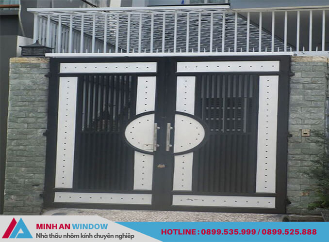 Cửa khung sắt bịt tông mở quay 4 cánh cao cấp chất lượng Cửa khung sắt bịt tông mở quay 4 cánh cao cấp chất lượng