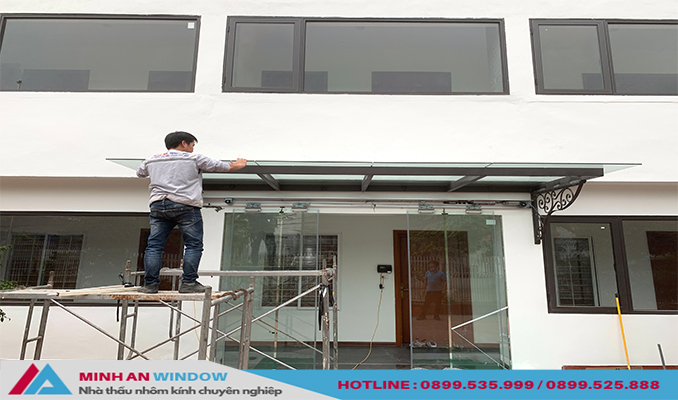 Nhân viên Minh An Window đang bảo hành và sửa chữa Cửa kính cường lực tại Ninh Bình