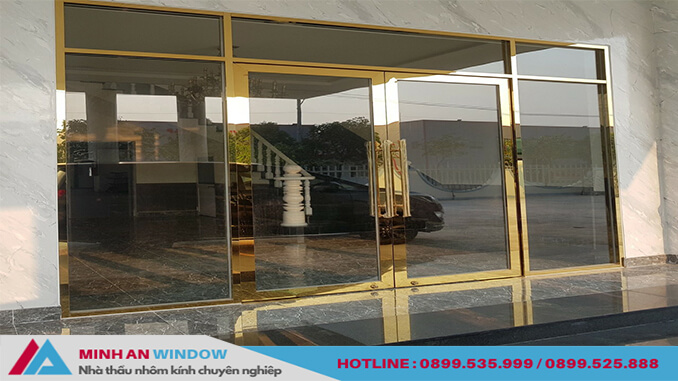 Cửa kính inox vàng gương 2 cánh thủy lực cao cấp cho mặt tiền khách sạn