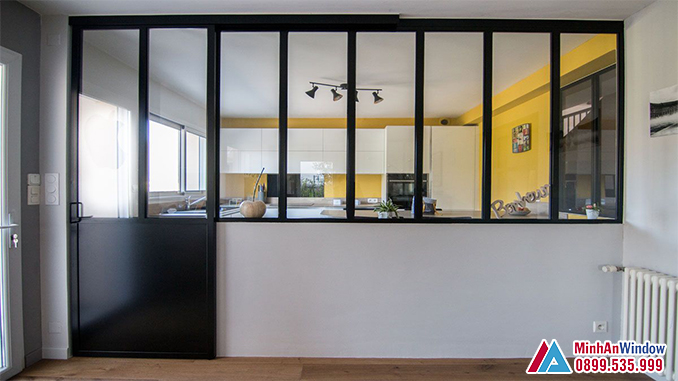 Phòng bếp, sử dụng cửa kính khung sắt, vách khung sắt
