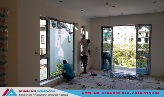 Nhân viên của Minh An Window đang lắp đặt Cửa nhôm Xingfa tại Nam Định