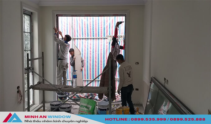 Nhân viên của Minh An Window đang lắp đặt Cửa nhôm Xingfa tại Lào Cai