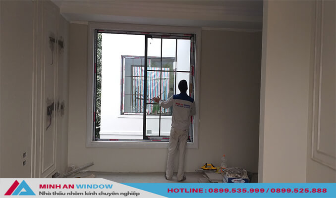 Nhân viên của Minh An Window đang lắp đặt Cửa nhôm kính cho các biệt thự tại Thanh Hóa