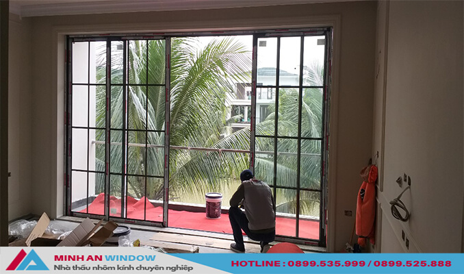 Nhân viên Minh An Window lắp đặt Cửa nhôm kính tại Hưng Yên cao cấp chất lượng
