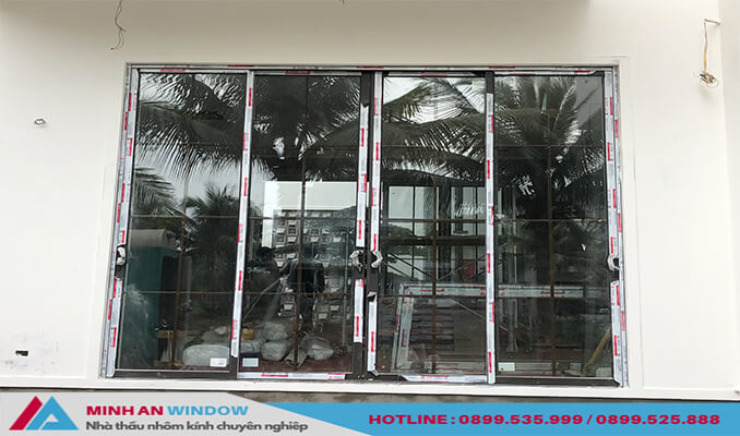 Nhân viên của Minh An Window đang lắp đặt Cửa nhôm kính tại Hà Nam