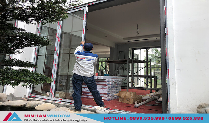 Nhân viên Minh An Window lắp đặt Cửa nhôm kính tại Hưng Yên