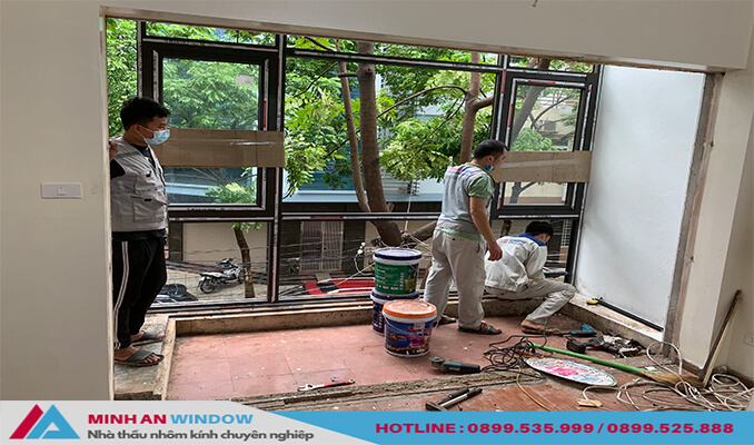 Nhân viên Minh An Window đang tiến hành lắp đặt Cửa nhôm kính tại Hải Phòng