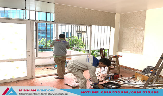 Nhân viên Minh An Window lắp đặt Cửa nhôm kính tại Hải Phòng