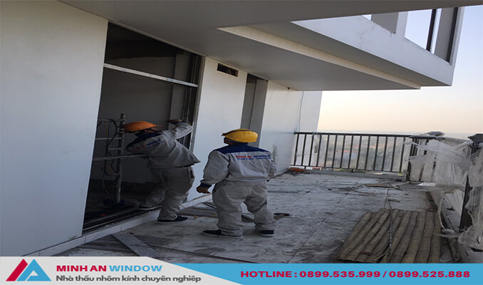 Nhân viên của Minh An Window đang lắp đặt Cửa nhôm Xingfa tại Nam Định