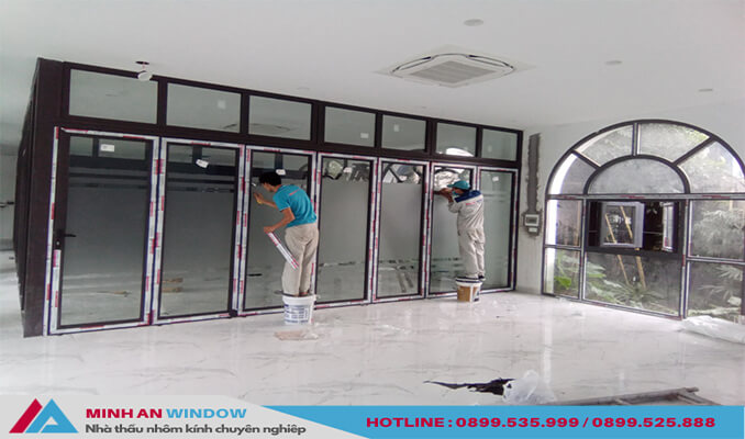 Nhân viên Minh An Window đang lắp đặt Cửa nhôm kính tại Hòa Bình trọn gói