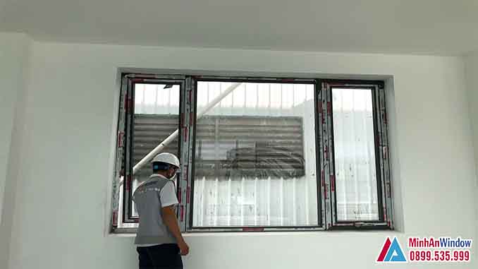 Nhân Viên Minh An Window Đang Hoàn Thiện Bộ Cửa Nhôm Kính Tại Vĩnh Phúc - Minh An Window Đã Thi Công