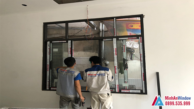 Nhân Viên Của Minh An Window Đang Lắp Đặt Cửa Nhôm Kính Tại Thạch Thất Nhân Viên Của Minh An Window Đang Lắp Đặt Cửa Nhôm Kính Tại Thạch Thất