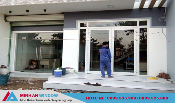 Nhân viên Minh An Window đang lắp đặt Cửa nhựa lõi thép Trung Quốc 2 cánh mở quay
