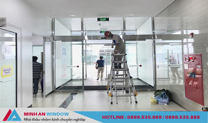 Minh An Window lắp đặt Cửa tự động khung inox cao cấp chất lượng cho các chung cư lớn