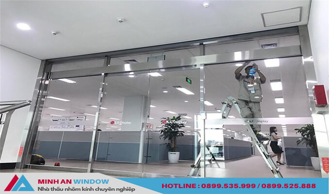 Mẫu cửa kính tự động khung inox Minh An Window lắp đặt cho văn phòng công ty