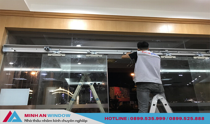 Nhân viên của Minh An Window lắp đặt Cửa tự động tại Hà Đông