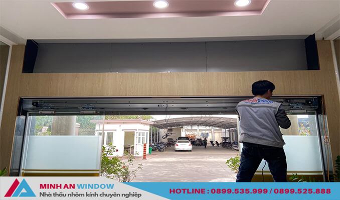 Nhân viên Minh An Window đang lắp đặt Cửa kéo tự động cao cấp mẫu ĐẸP