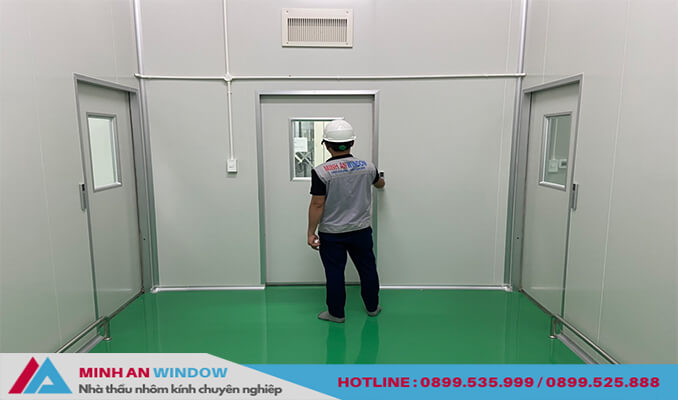 Nhân viên Minh An Window lắp đặt các mẫu Cửa tự động 1 cho các bệnh viện cao cấp