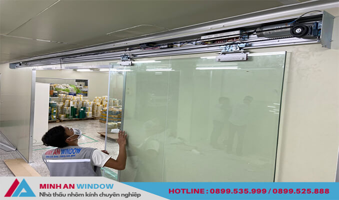 Nhân viên Minh An Window đang lắp đặt Cửa kính tự động tại Lào Cai