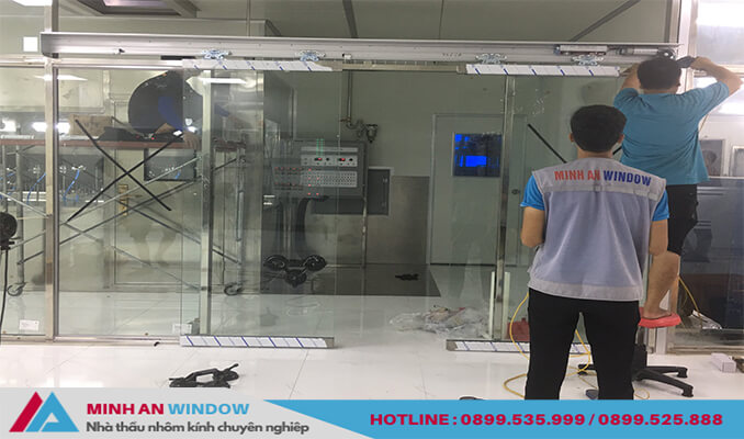 Nhân viên Minh An Window lắp đặt Cửa tự động cho các nhà máy KCN tại Hoài Đức