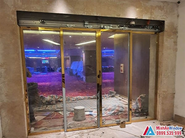 Cửa kính khung inox mạ vàng đẹp nhất 2021 - Minh An Window đã thi công