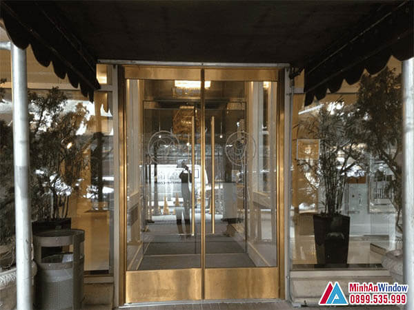 Cửa kính inox mạ vàng 2 cánh mở quay cho khách sạn tại Hà Nội - Minh An Window đã thi công Cửa kính inox mạ vàng 2 cánh mở quay cho khách sạn tại Hà Nội - Minh An Window đã thi công