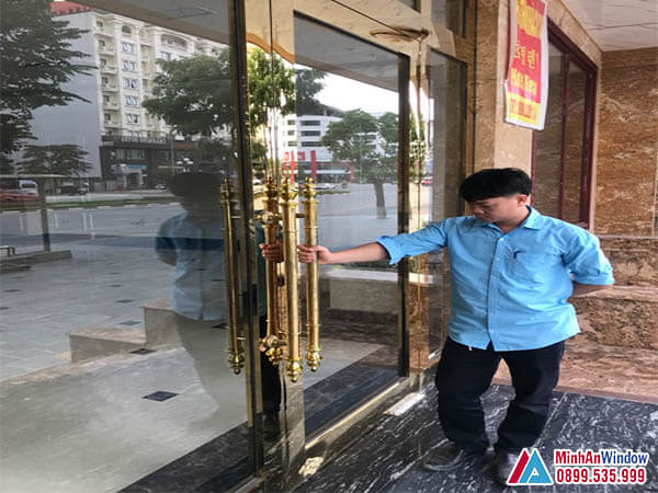 Cửa kính khung inox mạ vàng mở quay cho khách sạn - Minh An Window đã thi công