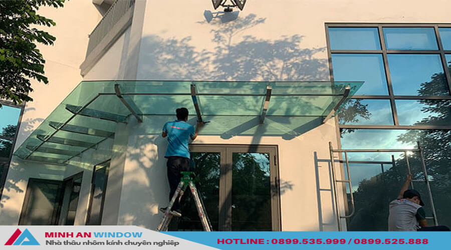 Kĩ thuật của Minh An Window đang hoàn thiện bước căn chỉnh cuối cùng lắp đặt Mái kính khung inox tại Ecorpark Hưng Yên